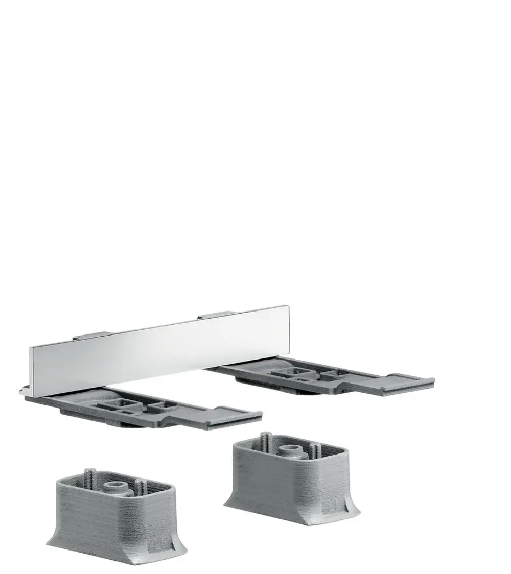 Adapterset in Grau und Silber, bestehend aus einer länglichen Halterung und zwei stabilen Basisstücken. Geeignet für die Montage mit AXOR Produkten.